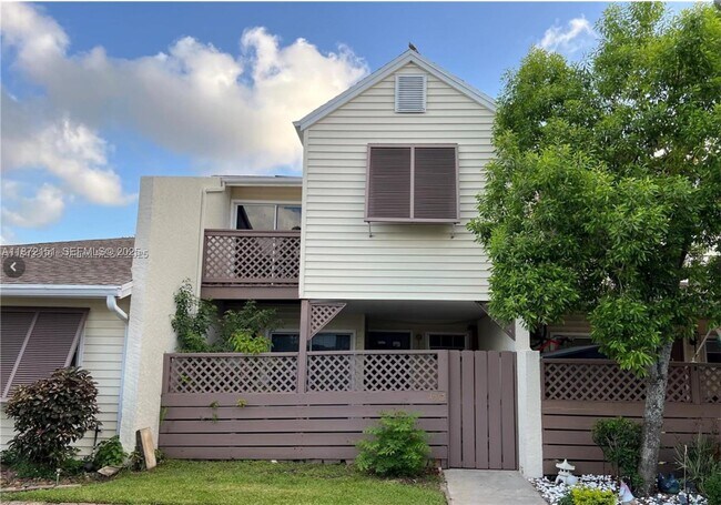 Primary Photo - 4952 N Hemingway Cir