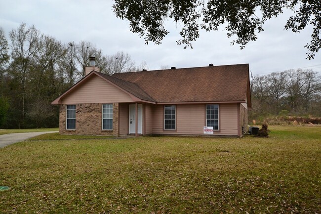 Building Photo - Newly updated 4 bedroom, 2 bath home in Me...