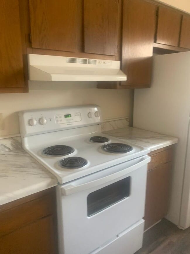 Building Photo - FREE RENT MARCH 2026-2 brm 2 bath Duplex, washer/dryer hook up, NEW COUNTERTOPS.  Pets negotiable