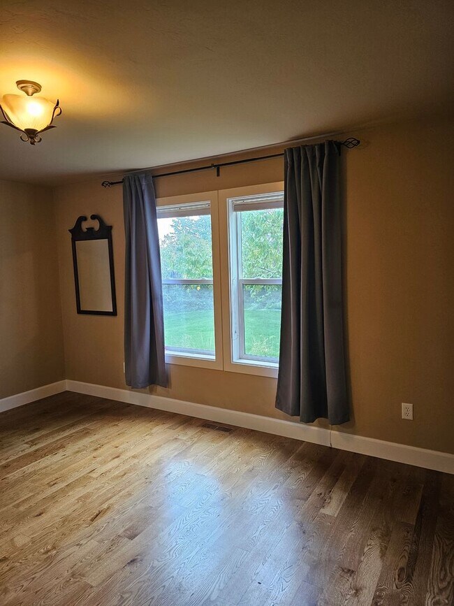 Building Photo - Townhouse located near Canyon Rim Parkway ...