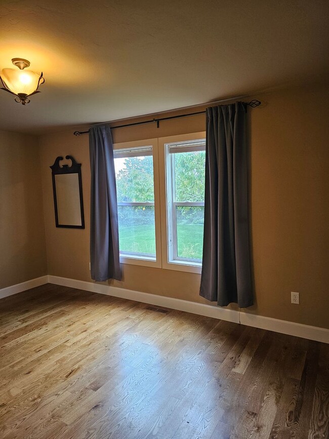 Building Photo - Townhouse located near Canyon Rim Parkway and tons of shopping