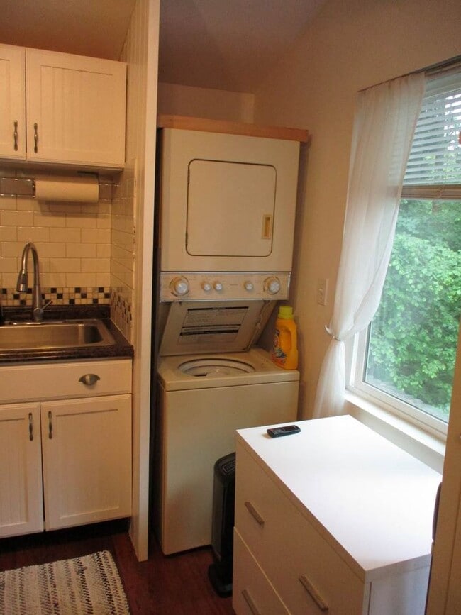 Building Photo - 3 bedroom Rambler with Above Garage Studio...