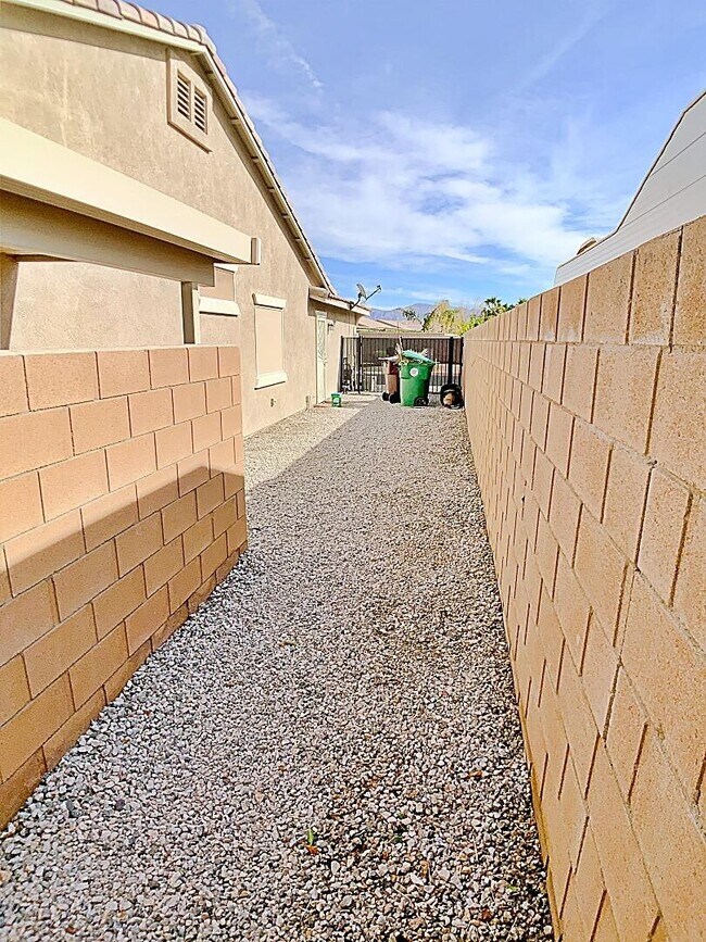 Building Photo - 41177 Bear Creek St