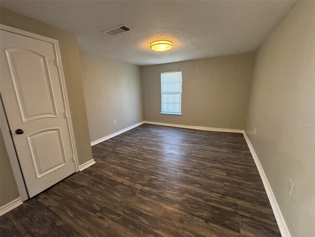 Building Photo - 3010 Jefferson Dr