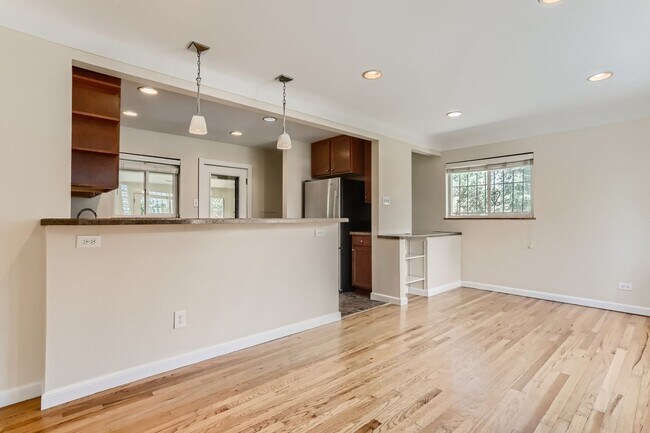 Building Photo - Amazing 4BR, 2BTH in Denver!