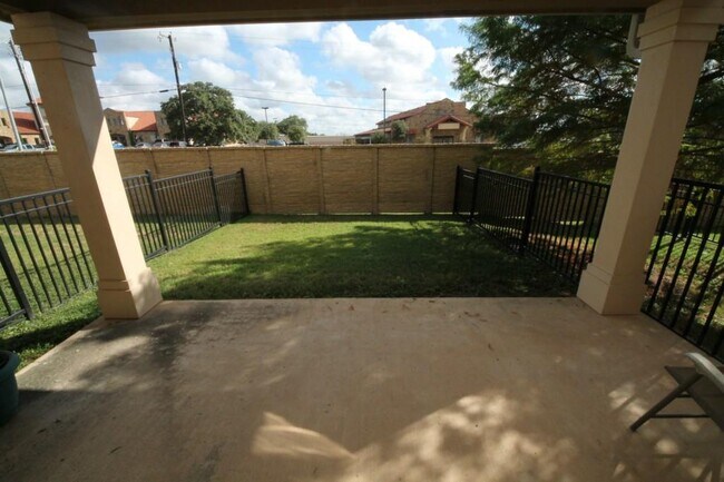 Building Photo - 16100 S Great Oaks Dr