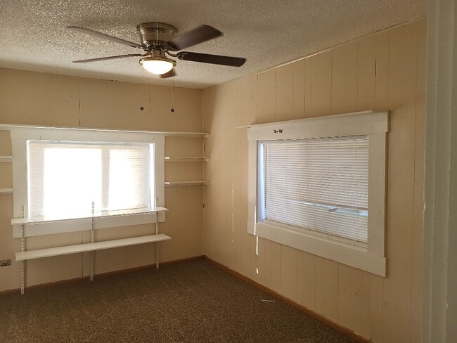 Building Photo - 4381/2 14th St - 2BR house behind Victorian Square in Sparks