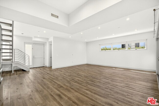 Building Photo - 440 Palm Dr