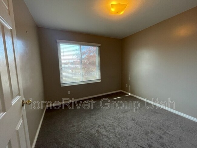 Building Photo - 9541 S Newkirk St