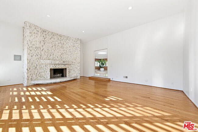 Building Photo - 8900 Alto Cedro Dr