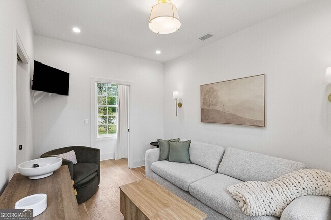 Building Photo - 11 Bourbon St