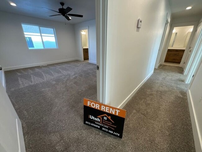 Building Photo - 3 bedroom 2.5 Bath Townhouse