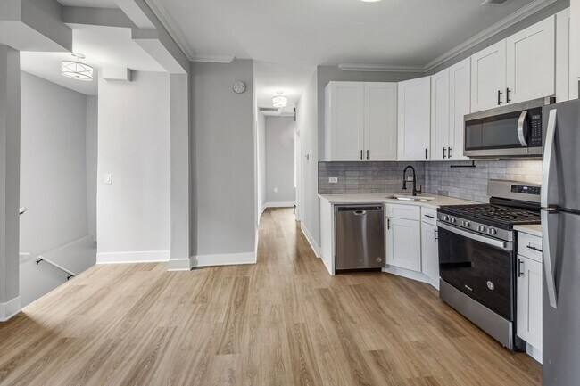Building Photo - Gorgeous, Updated Duplex 2bd/2bth, Wicker Park Avail 5/1