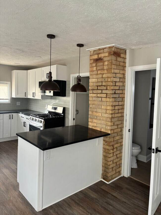 Building Photo - 2721 Woodbridge Ave