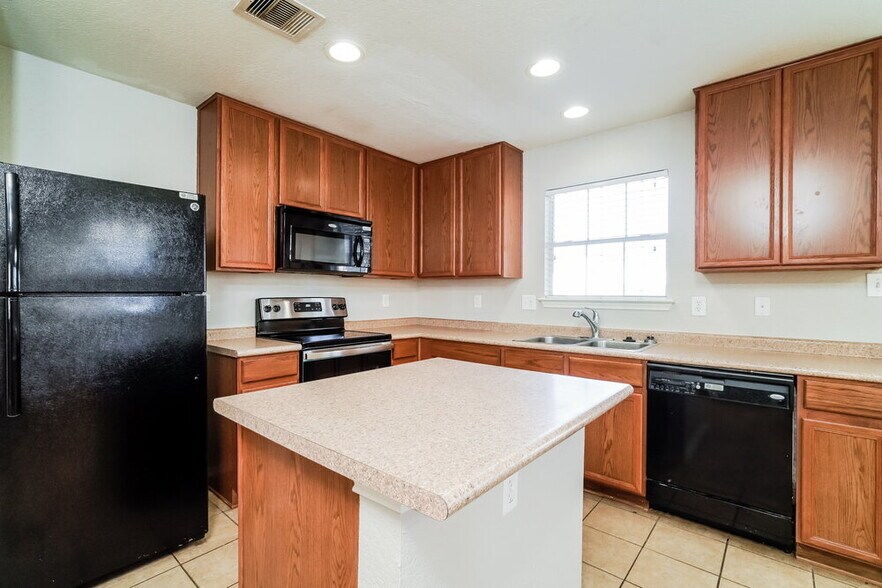 Building Photo - 7426 Circle Farm