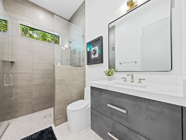 Building Photo - 2657 NE 34th St