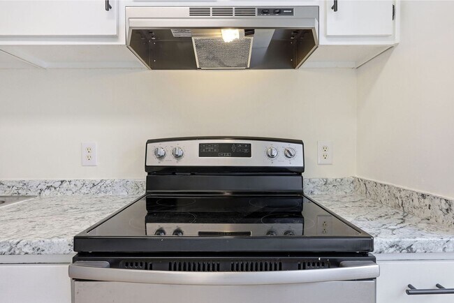 Building Photo - Updated 2BR Townhome in Prime Chapel Hill Location with Pool & Tennis!