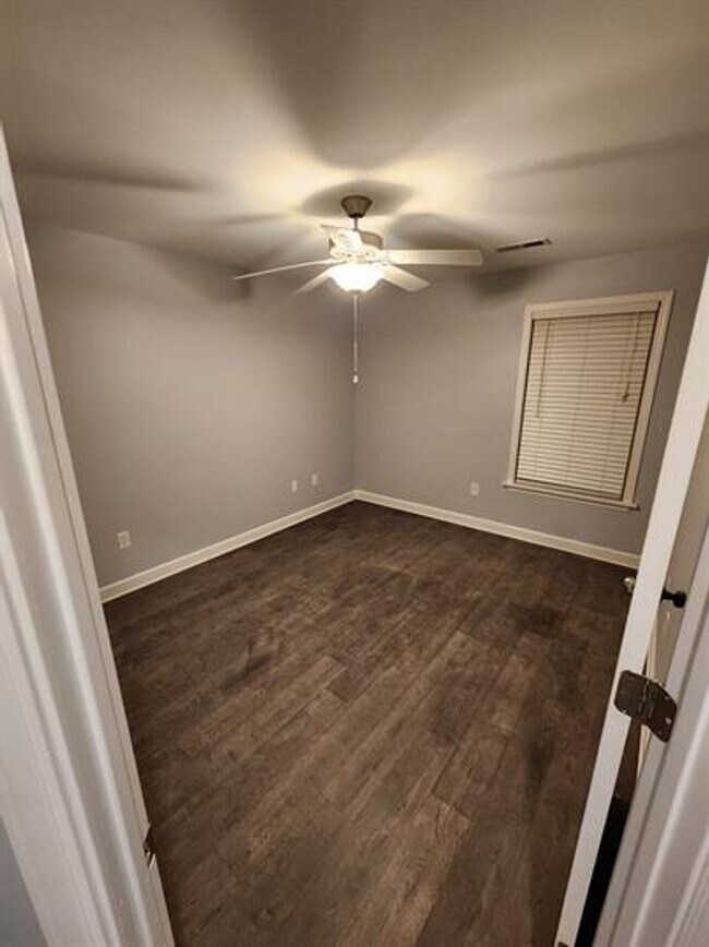 Building Photo - Spacious 3/2.5 Located Near Downtown Greenville!