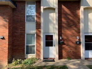 Building Photo - Moon Township - 2 Bedroom, 1.5 Bath Townho...