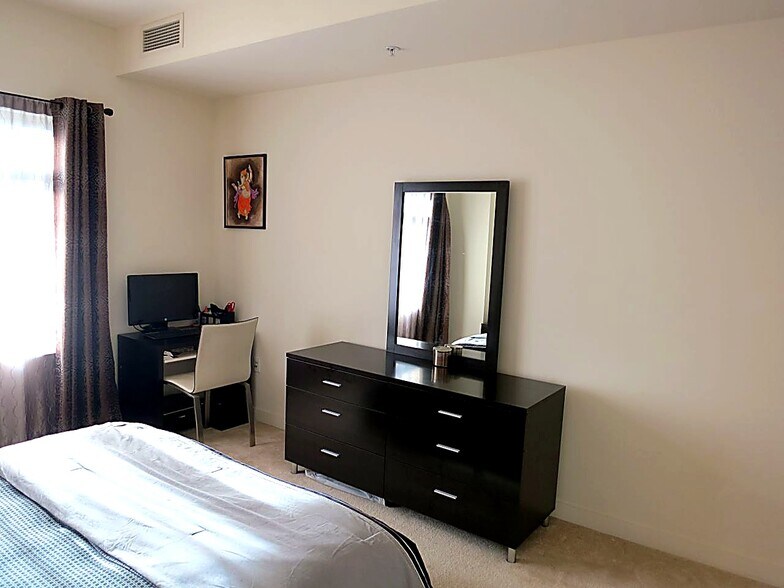 Bedroom - 175 W St James St
