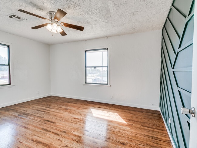 Building Photo - 2921 NE 17th Ave