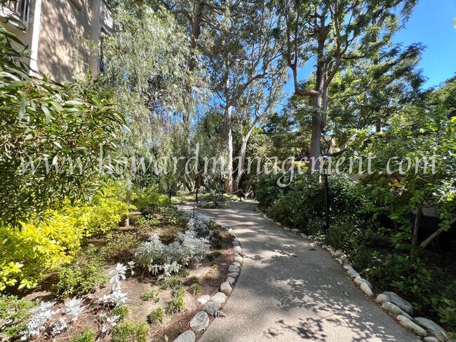 Building Photo - Lake view in LA! Resort style living in pa...