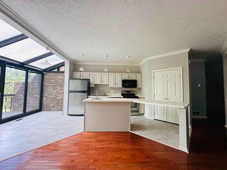 Building Photo - 10086 Mansion Dr