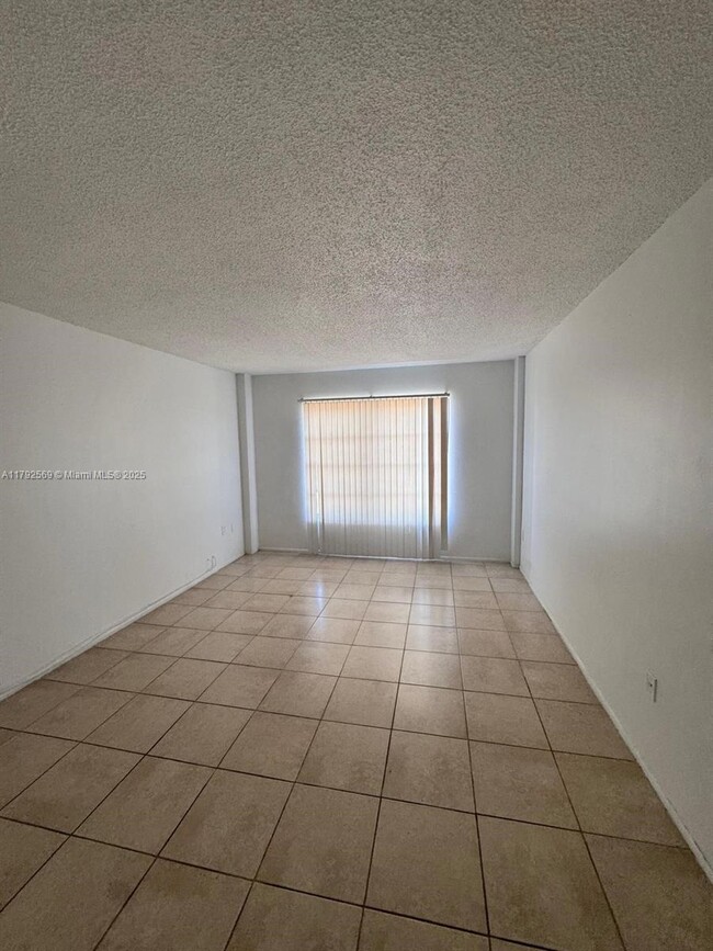 Building Photo - 4174 Inverrary Dr