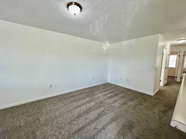 Building Photo - Discover a refreshed 2-bedroom, 2-bathroom residence in Mililani Mauka, complete with 2 parking s...