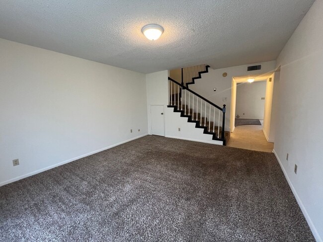 Building Photo - Townhome