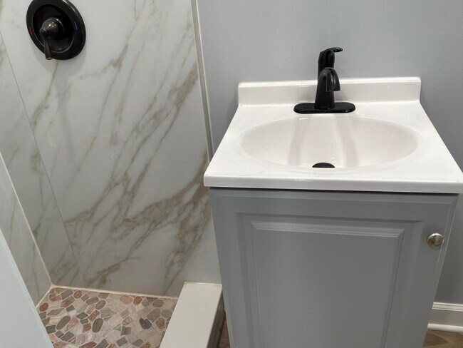 Building Photo - 224 E Cass St