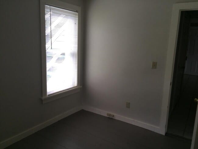 Building Photo - 1711 W Woodstock Rd