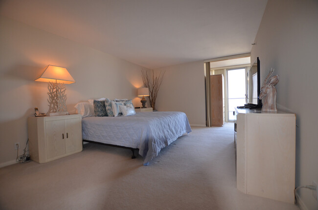 Building Photo - Coronado Shores, Furnished 1Bd/1.5Ba