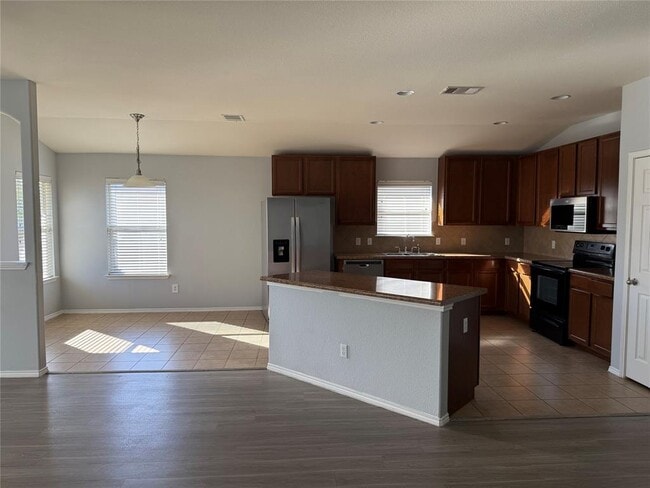 Building Photo - 214 Foxglove Dr