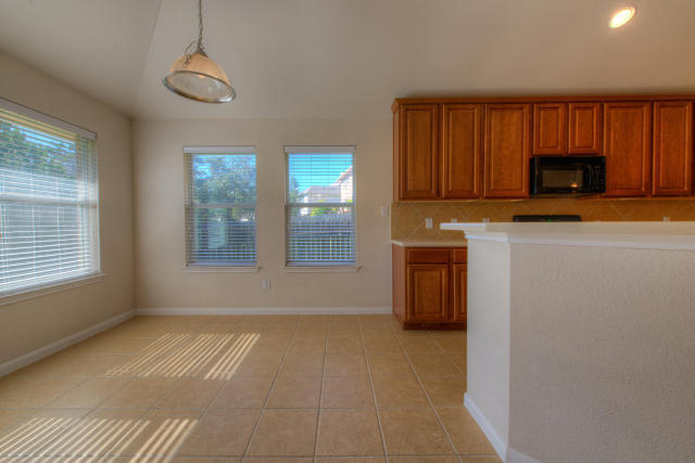 Building Photo - Classic Single Story Home In Beautiful Hil...