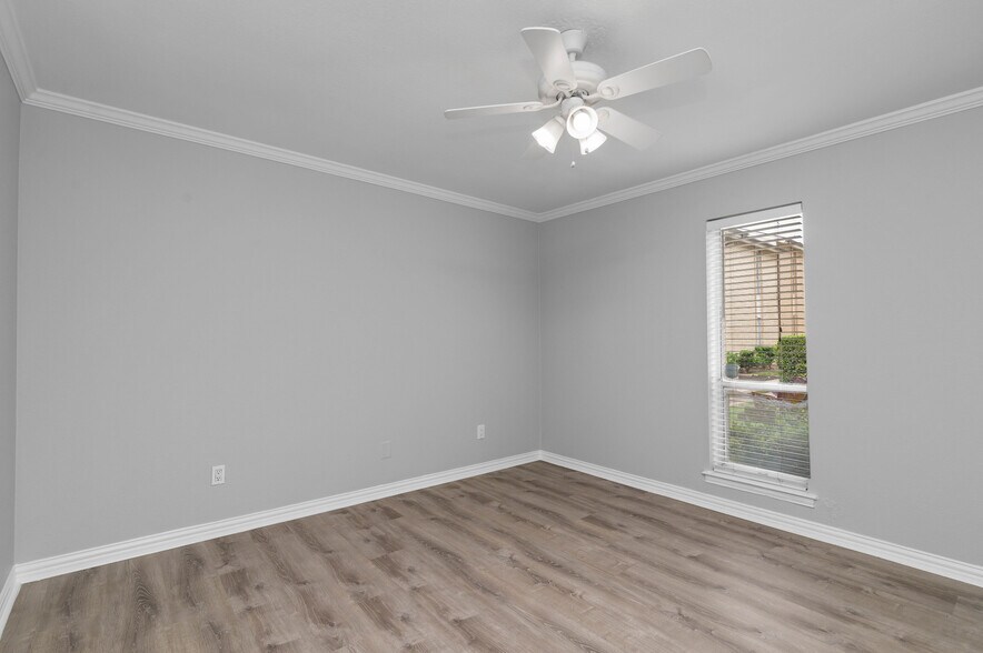 Bedroom 2 View 3 - 5084 Matilda St