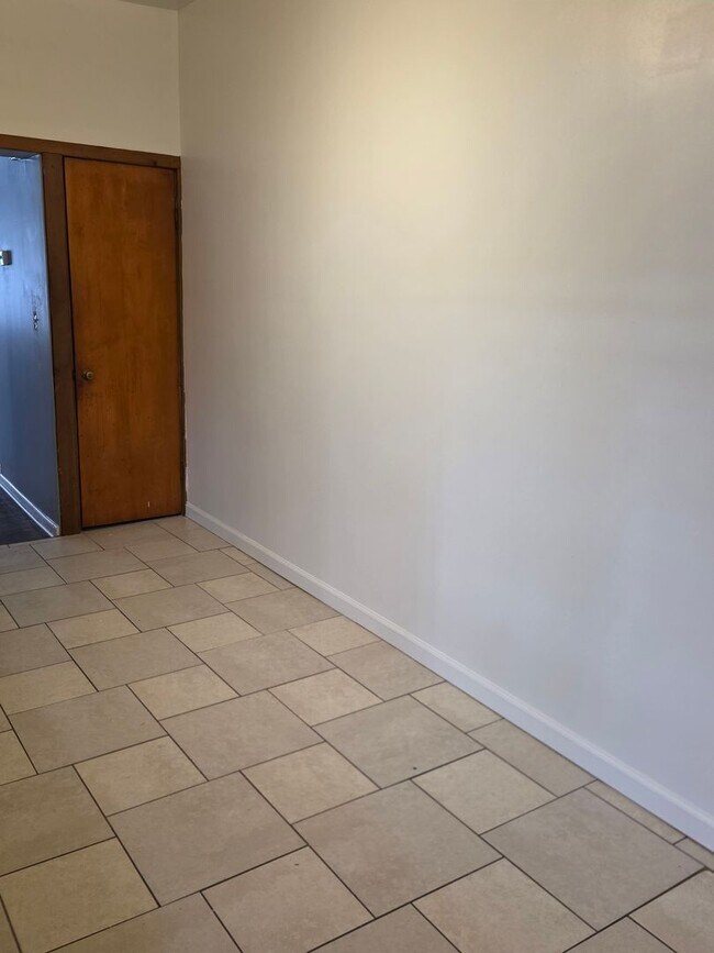 Building Photo - City Living