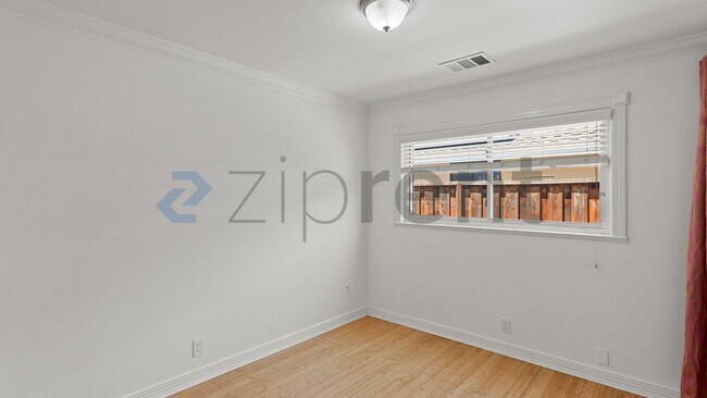 Building Photo - Unit