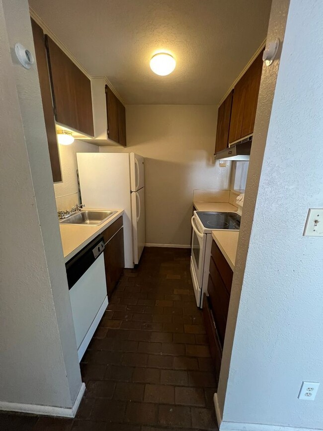 Building Photo - Great Duplex Unit