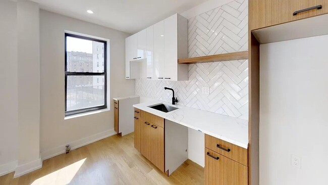 Building Photo - 12 Crown St