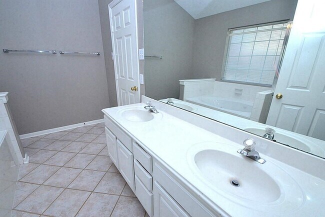 Building Photo - 4611 Silverlake Dr