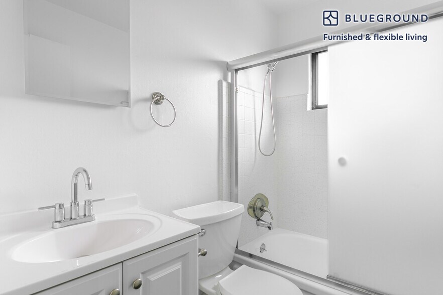 Building Photo - 1945 Latham St