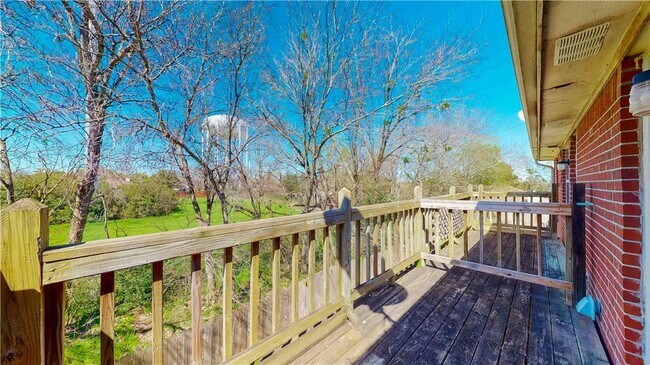 Building Photo - 1511 Hollow Hill Dr