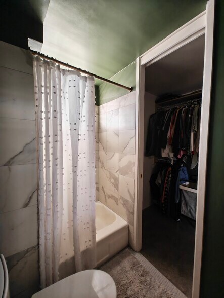 Building Photo - 1419 Dominis St