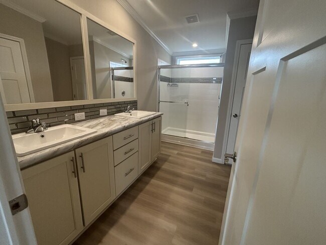 Building Photo - 934 Cayman Ave W