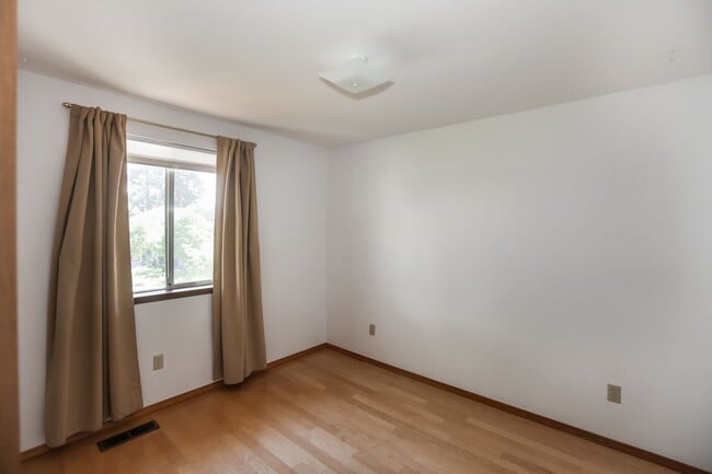 Building Photo - Federal Way 2-Story