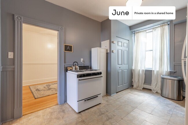 Building Photo - Private bedroom in 3 bed/1 bath Home