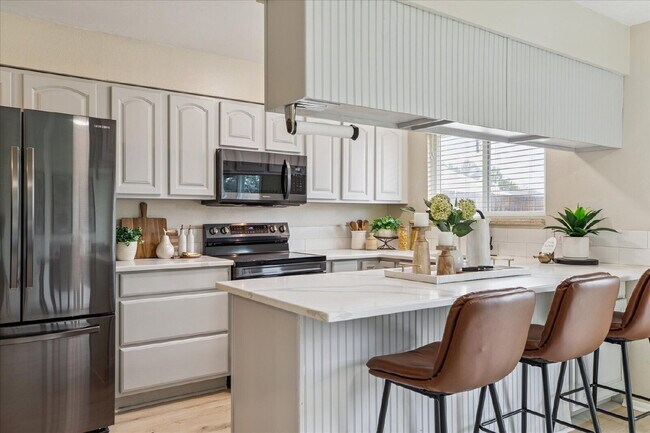 Building Photo - Pet-friendly 2 bed/2.5 bath Lakewood townhome - Available Now!