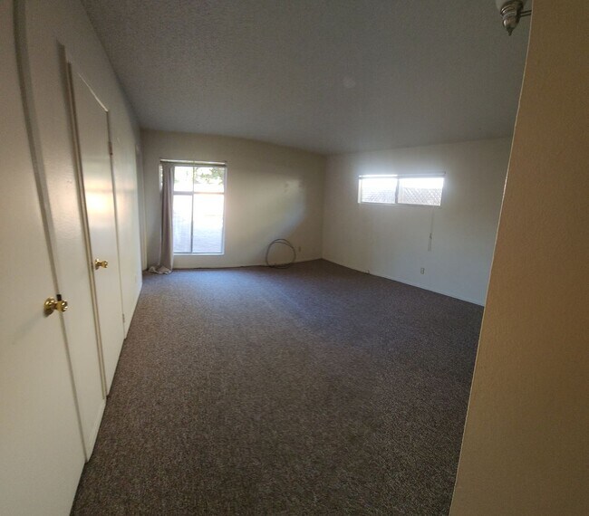 Building Photo - 4 bed 2 bath spacious home with 2 car garage in SLO!