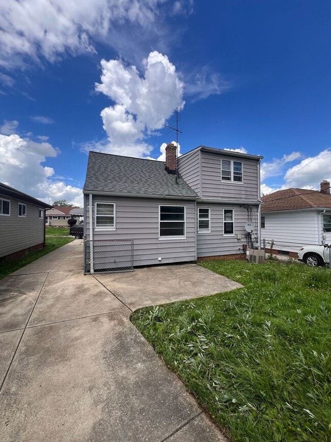 Building Photo - 18400 Hazelwood Ave